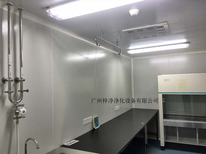 建造和使用潔凈室能有效減少室內(nèi)誘入、產(chǎn)生及滯留粒子。
