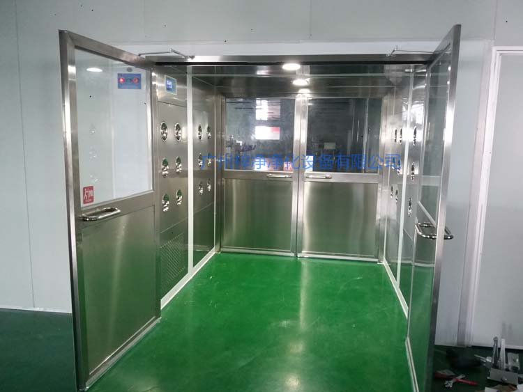 雙開門貨淋室前門打開,后門緊鎖 防止?jié)崈羰遗c非潔凈室空氣對流。