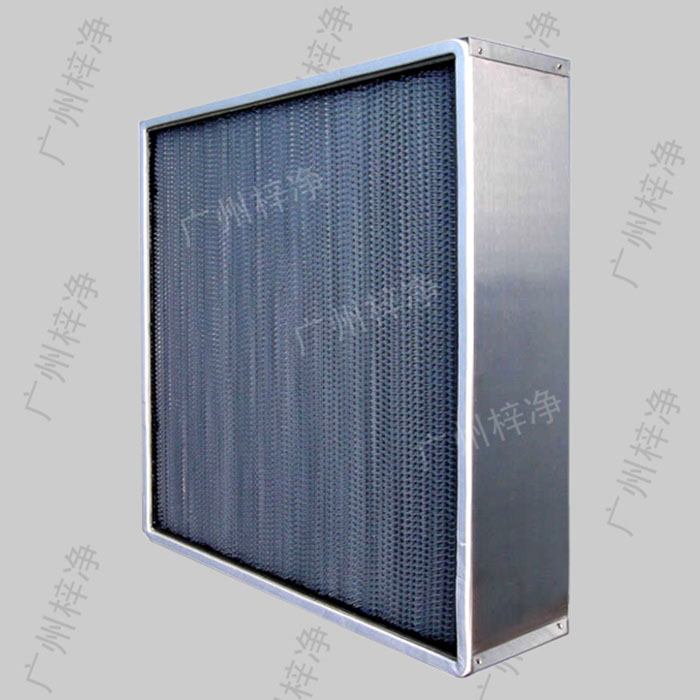 400度耐高溫高效過濾器可以滿足特殊工業(yè)的嚴(yán)格要求，適用于各種潔凈室、潔凈臺(tái)、制藥廠、生物廠、食品加工及其他任何需要嚴(yán)格控制空氣污染的場(chǎng)所。