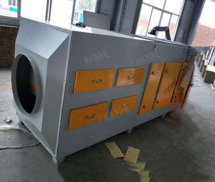新風(fēng)柜被廣泛應(yīng)用于民用建筑的通風(fēng)系統(tǒng)中，同時還可應(yīng)用到房屋建筑的消防加壓送風(fēng)，凈化空調(diào)的增壓補風(fēng)等場合。