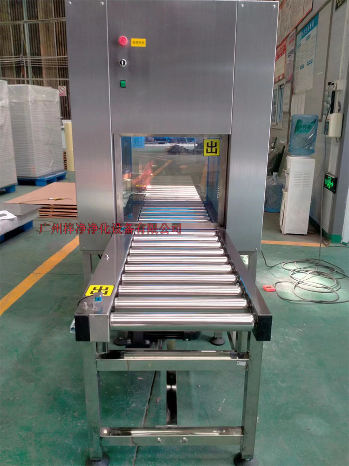 輸送帶傳遞窗的制作法于其它傳遞窗不一樣，輸送線傳遞窗下面加了條流水線，上層要傳遞貨物。