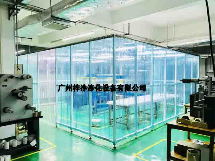 潔凈棚應(yīng)配備獨(dú)立的FFU風(fēng)機(jī)過濾單元送風(fēng)系統(tǒng)，以保證室內(nèi)空氣質(zhì)量。